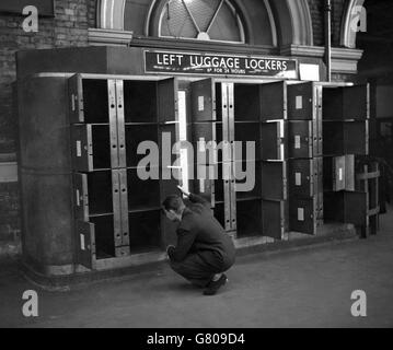 Un contrôle de sécurité est effectué au bureau des bagages de gauche à la gare de Victoria avant l'arrivée des dirigeants russes, le maréchal Nikolai Bulganin et Nikita Kruchtchev. Banque D'Images