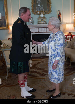 La reine Elizabeth II, en sa qualité de colonel en chef des Argyll et des Sutherland Highlanders of Canada, reçoit le colonel Ronald Foxcroft (colonel honoraire) au palais de Buckingham à Londres. Banque D'Images
