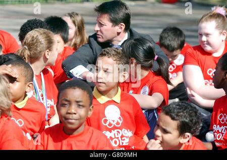 L'équipe de candidature des Jeux Olympiques de Londres 2012 avec le président Sebastião COE à l'école de Wingfield à Kidbroke sud de Londres pour enregistrer le millionième supporter de la candidature Seb le coe saute lancer le compteur avec le millionième supporter de l'école Abdullah Malima qui a 10 ans. Banque D'Images