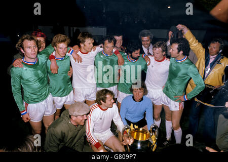 Football - Coupe d'Europe - Finale Bayern Munich v St Etienne - Hampden Park Banque D'Images