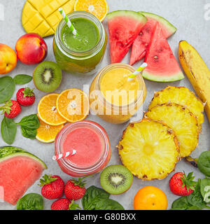 Des fruits, des baies et des bocaux de produits frais smoothie Banque D'Images