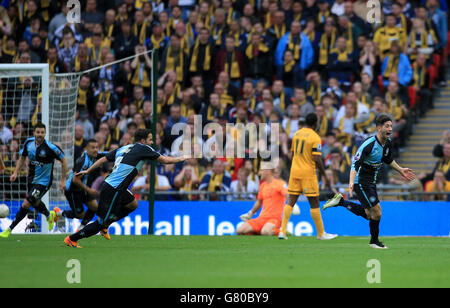 Joe Jacobson de Wycombe Wanderers célèbre après que son coup de pied libre a rebondi au large de Daniel Bentley de Southend United pour un but propre lors de la finale de la deuxième partie de jeu de Sky Bet League au stade Wembley, à Londres. Banque D'Images