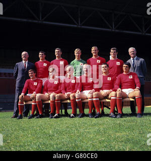 Groupe de l'équipe de Nottingham Forest : (rangée arrière, l-r) directeur Johnny Carey, Peter Hindley, Bob McKinlay, Peter Grummitt, John Winfield, Henry Newton, entraîneur Tommy Cavanagh; (rangée avant, l-r) Barry Lyons, Joe Baker, John Barnwell, Terry Hennessey, Frank Wignall, Ian Story-Moore Banque D'Images