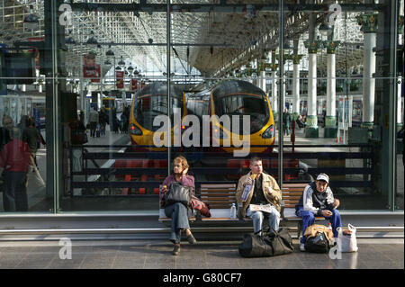 Les passagers des trains et le personnel dans cette étude à la gare Manchester Piccadilly. Banque D'Images