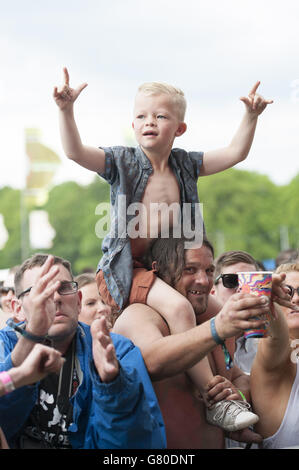 Jeune festiver sur ses épaules de pères au Common People Festival, Southampton Common à Southampton Banque D'Images