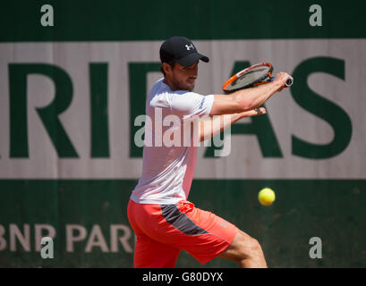 Andy Murray en action lors de la première journée de l'Open de France à Roland Garros le 24 mai 2015 à Paris, France Banque D'Images