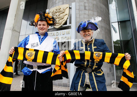 Football - Barclays Premier League - Hull City / Manchester United - KC Stadium.Les fans de la ville de Hull vêtus de pirates devant le KC Stadium Banque D'Images