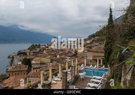 Vue imprenable sur le célèbre village de Limone sul Garda, Lac de Garde, Lombardie, Italie Banque D'Images