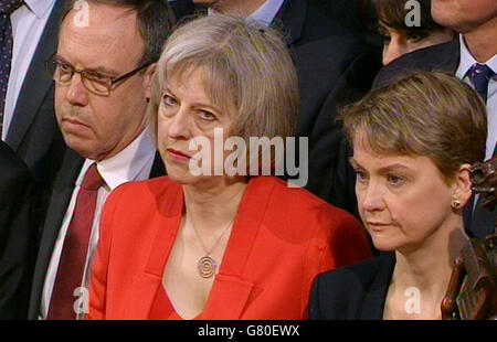 La secrétaire d'État Theresa May et Yvette Cooper (à droite) écoutent le discours de la Reine lors de l'ouverture du Parlement à la Chambre des Lords, au Palais de Westminster à Londres. Banque D'Images