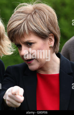 Le premier ministre Nicola Sturgeon signale une visite au projet Fresh Start Aaider les mains au développement de la Castle Rock Edinvar Housing Association au Thistle à Craigmillar, Édimbourg. Banque D'Images