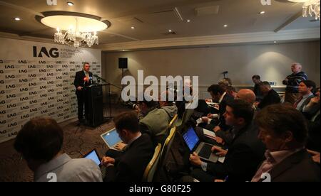 Willie Walsh, directeur général du groupe International Airlines (IAG), lors d'une conférence de presse sur la proposition du gouvernement irlandais de vendre une participation restante de 25 % dans Aer Lingus à l'hôtel Westbury de Dublin. Banque D'Images