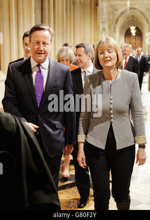 Le Premier ministre David Cameron et le chef intérimaire du parti travailliste Harriet Harman marchent de la Chambre des communes à la Chambre des Lords lors de l'ouverture du Parlement, à la Chambre des Lords au Palais de Westminster à Londres. Banque D'Images