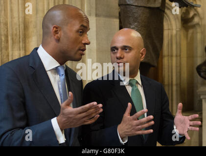 Le député travailliste Chuka Umunna (à gauche) et le député conservateur Sajid Javid arrivent à la Chambre des communes après l'ouverture du Parlement au Palais de Westminster à Londres. Banque D'Images