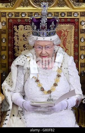 La reine Elizabeth II prononce le discours du trône de la reine à la Chambre des lords lors de l'ouverture d'État du Parlement au Palais de Westminster à Londres. Banque D'Images