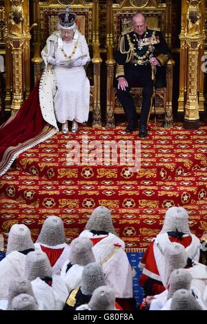 La reine Elizabeth II prononce le discours de la reine à la Chambre des Lords, à côté du duc d'Édimbourg, lors de l'ouverture du Parlement au Palais de Westminster à Londres. Banque D'Images