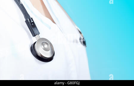 Photo en gros plan d'female doctor holding stethoscope Banque D'Images