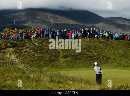 L'Ireland Padraig Harrington regarde son deuxième tir le 13 au cours du deuxième jour de l'Open d'Irlande duty Free de Dubaï au Royal County Down Golf Club, à Newcastle. Banque D'Images