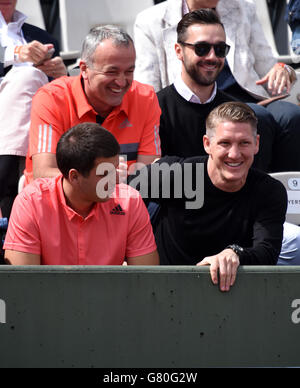 Bastian Schweinsteiger dans les stands lors du troisième tour de la rencontre des femmes célibataires entre Ana Ivanovic et Donna Vekic le sixième jour de l'Open de France à Roland Garros le 29 mai 2015 à Paris, France Banque D'Images