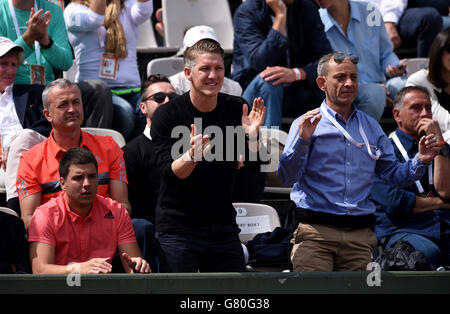 Bastian Schweinsteiger dans les stands lors du troisième tour de la rencontre des femmes célibataires entre Ana Ivanovic et Donna Vekic le sixième jour de l'Open de France à Roland Garros le 29 mai 2015 à Paris, France Banque D'Images