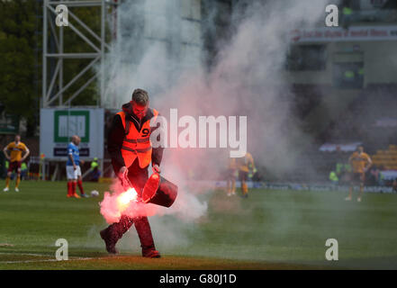 Une poussée est ramassée après avoir été lancée sur le terrain lors de la finale du jeu écossais de la première, deuxième match de jambe à Fir Park, Motherwell. APPUYEZ SUR ASSOCIATION photo. Date de la photo: Dimanche 31 mai 2015. Voir PA Story SOCCER Motherwell. Le crédit photo devrait se lire comme suit : Andrew Milligan/PA Wire. Banque D'Images