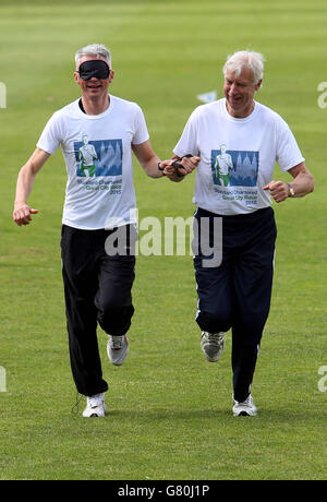 (De gauche à droite) Jonathan Edwards, médaillé d'or olympique, et Richard Holmes, PDG Europe, Standard Chartered Bank, à Armoury House à Londres, prenant part à une activité de course à pied aveugle pour soutenir le spectacle est le croyant et la course Standard Chartered Great City Race 2015. Banque D'Images