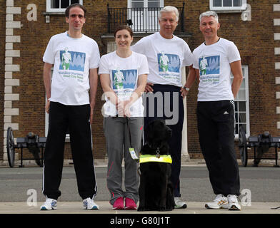 USAGE ÉDITORIAL SEULEMENT (de gauche à droite) les ambassadeurs de la Great City Race Standard Chartered, Noel Thatcher et Libby Clegg, avec Richard Holmes, CEO Europe, Standard Chartered Bank,Et Jonathan Edwards, médaillé d'or olympique, à Armoury House à Londres, avant de prendre part à une activité de course à pied aveugle pour soutenir le spectacle, c'est le croire et la course Standard Chartered Great City Race 2015. Banque D'Images