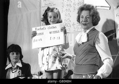 La secrétaire aux Services sociaux Barbara Castle, l'une des principales antimarché du travail, est assistée par son arrière-nièce Rachel Hinton, 7 ans, lors d'une conférence de presse à Londres, lorsque Mme Castle a fait un rapport sur sa visite de shopping à Bruxelles pour comparer les prix à ceux de Londres. Banque D'Images