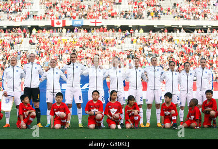 La gamme de l'équipe d'Angleterre pour les hymnes avant le match amical féminin international entre le Canada et l'Angleterre à Tim Hortons Field, Ontario, Canada. Banque D'Images