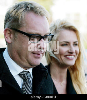 Jim Moir, mieux connu comme la personnalité de télévision Vic Reeves arrive avec la femme Nancy Sorrell pour faire face à des accusations de conduite de boissons. Jim Moir, a été arrêté le 25 mars après que son Jaguar d'époque ait percuté une voiture garée dans laquelle une femme de 23 ans était assise. Banque D'Images