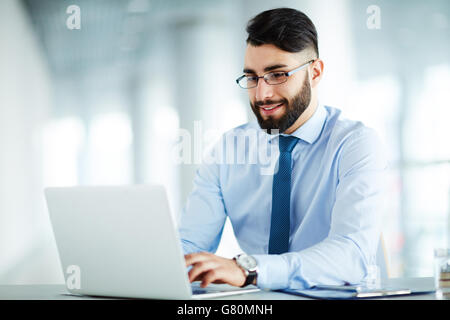 Working on laptop Banque D'Images