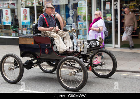 Un ancien combattant une voiture passe le long de la rue principale un samedi matin à Horncastle, Lincolnshire. Banque D'Images