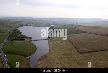 Vue sur le réservoir Baitings, qui alimente les résidents de la région de Wakefield. Yorkshire Water lance sa campagne annuelle de conservation de l'eau qui coïncide avec la Journée mondiale de l'environnement. Banque D'Images