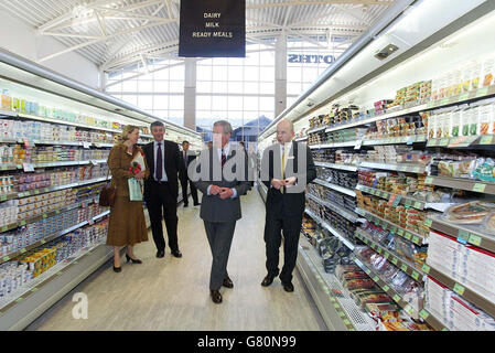 Le Prince de Galles (centre) visite un supermarché où il a ouvert un nouveau restaurant et magasiner à partir de produits locaux. Banque D'Images
