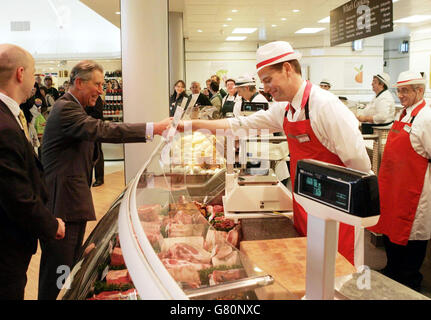 Le Prince de Galles visite le supermarché stands où il a ouvert le nouveau restaurant et magasiner avec des produits locaux. Banque D'Images