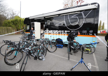 Cyclisme - Tour du Yorkshire - phase 2 - Selby-York. Le bus de l'équipe Madison Genesis près du départ à Selby Banque D'Images