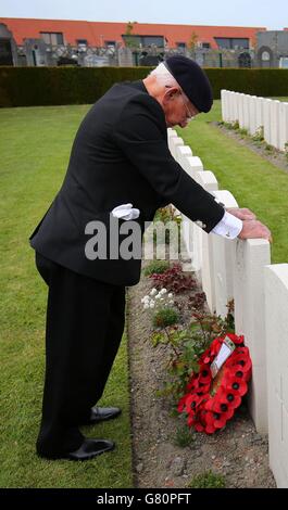 Garth Wright, ancien combattant de Dunkerque (95), arque sa tête après avoir déposé une couronne à la tombe de son ami d'enfance à la suite d'un service au British Memorial, au cimetière militaire de Dunkerque, en France, lors des commémorations du 75e anniversaire de l'opération Dynamo. Banque D'Images