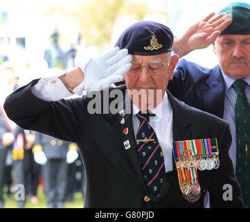 Le vétéran de Dunkerque Garth Wright (95) salue après avoir déposé une couronne au British Memorial, au cimetière militaire de Dunkerque, en France, lors d'un service commémoratif dans le cadre des commémorations du 75e anniversaire de l'opération Dynamo. Banque D'Images