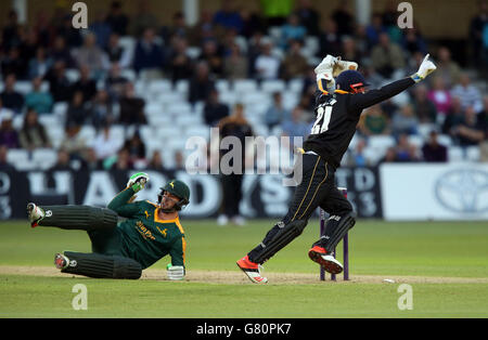 Cricket - NatWest T20 Blast - Notts Outlaws / Yorkshire Vikings - Trent Bridge.Le bois Sam des Outlaws du Nottinghamshire est géré par Johnny Bairstow du Yorkshire Viking pendant le Blast T20 de NatWest à Trent Bridge, Nottingham. Banque D'Images