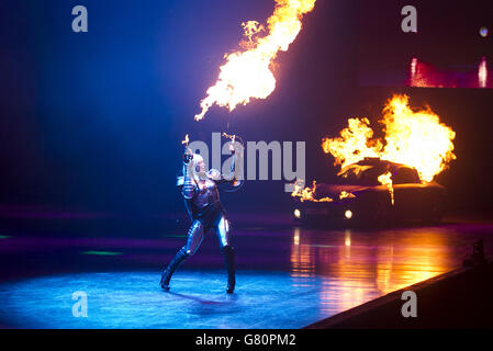 Pyrotechnie pendant la soirée d'ouverture de Clarkson, Hammond et May Live à l'Odyssey Arena de Belfast. APPUYEZ SUR ASSOCIATION photo. Date de la photo: Vendredi 22 mai 2015. Jeremy Clarkson est venu sur le thème de l'hymne de boxe Eye of the Tiger lorsqu'il a fait sa première apparition publique avec ses anciens co-présentateurs Top Gear au début d'une tournée mondiale de super voitures. Le spectacle s'est ouvert avec des images de lui jetant une main gauche lourde, puis l'homme lui-même est arrivé dans un aéroglisseur à la musique qui a autrefois accompagné le boxeur irlandais Barry McGuigan dans l'anneau. Les stars de l'automobile ont dit qu'elles avaient choisi de commencer la visite Banque D'Images