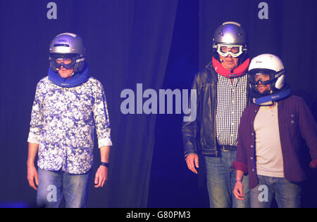 (Gauche - droite) James May, Jeremy Clarkson et Richard Hammond durant la soirée d'ouverture de Clarkson, Hammond et May Live à l'Odyssey Arena de Belfast.APPUYEZ SUR ASSOCIATION photo.Date de la photo: Vendredi 22 mai 2015.Jeremy Clarkson est venu sur le thème de l'hymne de boxe Eye of the Tiger lorsqu'il a fait sa première apparition publique avec ses anciens co-présentateurs Top Gear au début d'une tournée mondiale de super voitures.Le spectacle s'est ouvert avec des images de lui jetant une main gauche lourde, puis l'homme lui-même est arrivé dans un aéroglisseur à la musique qui a autrefois accompagné le boxeur irlandais Barry McGuigan dans l'anneau.Le Banque D'Images