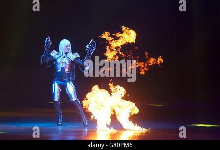 Pyrotechnie pendant la soirée d'ouverture de Clarkson, Hammond et May Live à l'Odyssey Arena de Belfast. Banque D'Images