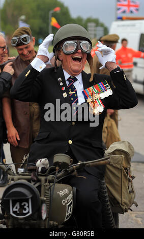Garth Wright, vétéran de Dunkerque, âgé de 95 ans, est assis sur une moto Norton 16h de 1940 500 cm3 de la Seconde Guerre mondiale à Dunkerque, en France, à la suite d'un service au Mémorial d'Allied Beach lors des commémorations du 75e anniversaire de l'opération Dynamo. Banque D'Images