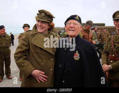 Le vétéran de Dunkerque Garth Wright, âgé de 95 ans, rencontre le réacteur de la Seconde Guerre mondiale Jessica Jones à Dunkerque, en France, après un service au Monument commémoratif d'Allied Beach lors des commémorations du 75e anniversaire de l'opération Dynamo. Banque D'Images