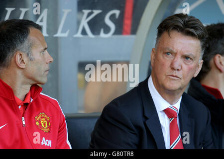 Football - Barclays Premier League - Hull City / Manchester United - KC Stadium.Ryan Giggs de Manchester United et Louis van Gaal, directeur de Manchester United Banque D'Images