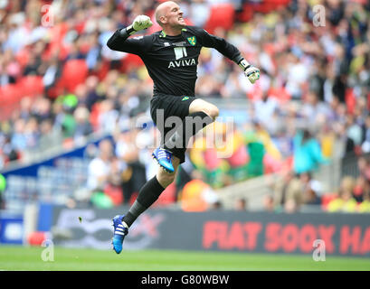 John Ruddy, gardien de but de Norwich City, célèbre après que son coéquipier Cameron Jerome a terminé le premier but de son équipe lors de la finale de la partie de jeu du championnat Sky Bet au stade Wembley, Londres. Banque D'Images