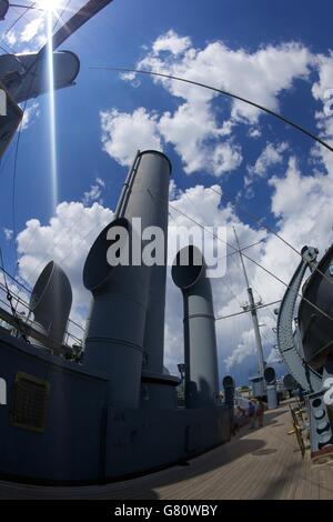 Visiteurs à bord de l'Aurora Cruiser sur la Neva, Académie navale, Saint-Pétersbourg, Russie Banque D'Images