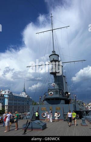 Visiteurs à bord de l'Aurora Cruiser sur la Neva, Académie navale, Saint-Pétersbourg, Russie Banque D'Images