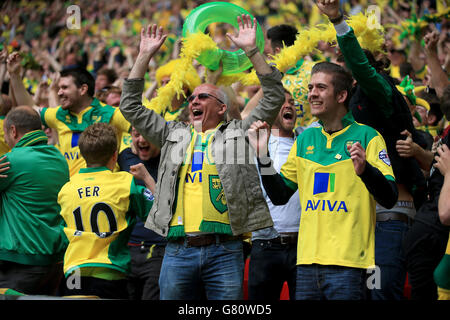 Les fans de Norwich City fêtent dans les tribunes après que Cameron Jerome de Norwich City ait inscrit le premier but de son match lors de la finale du championnat Sky Bet Play Off au stade Wembley, à Londres. Banque D'Images