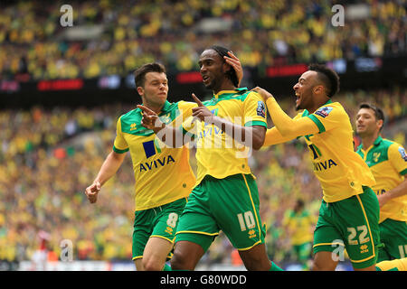 Cameron Jerome (au centre) de Norwich City célèbre le premier but du match de ses côtés lors de la finale du championnat Sky Bet Play Off au stade Wembley, Londres. Banque D'Images