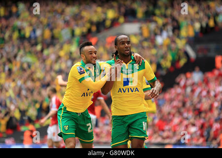 Cameron Jerome de Norwich City (à droite) célèbre avec son coéquipier Nathan Redman (à gauche) après avoir marquant son premier but du match lors de la finale du championnat Sky Bet Play Off au stade Wembley, Londres. Banque D'Images